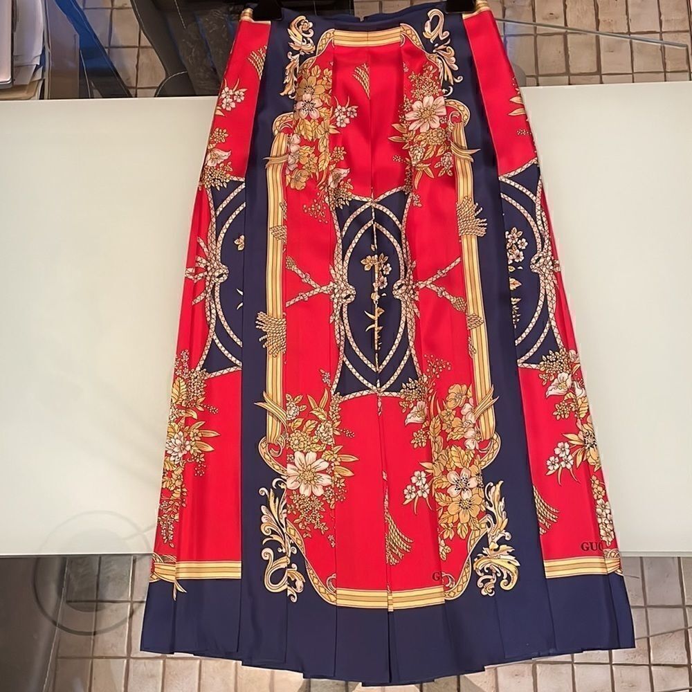 Gucci NWT Pleated skirt red navy gold printed 38 100% silk made in Italy - Picture 5 of 16